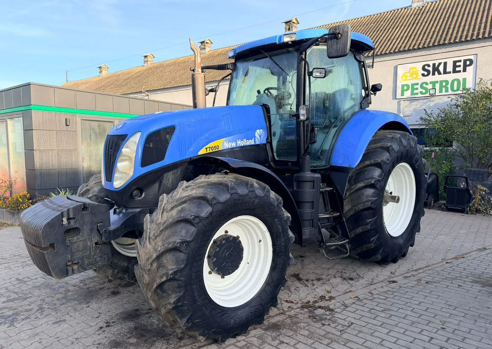 New Holland T7050 - Farm tractor: picture 1 New Holland T7050 - Farm tractor: picture 1