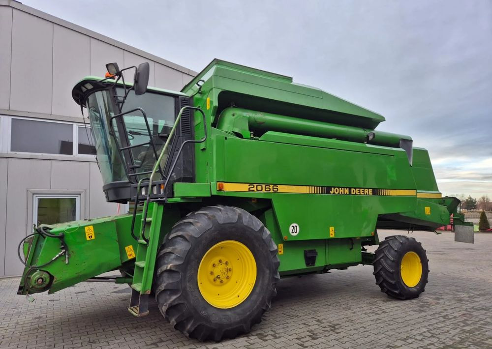 John Deere 2066 - Combine harvester: picture 4 John Deere 2066 - Combine harvester: picture 4