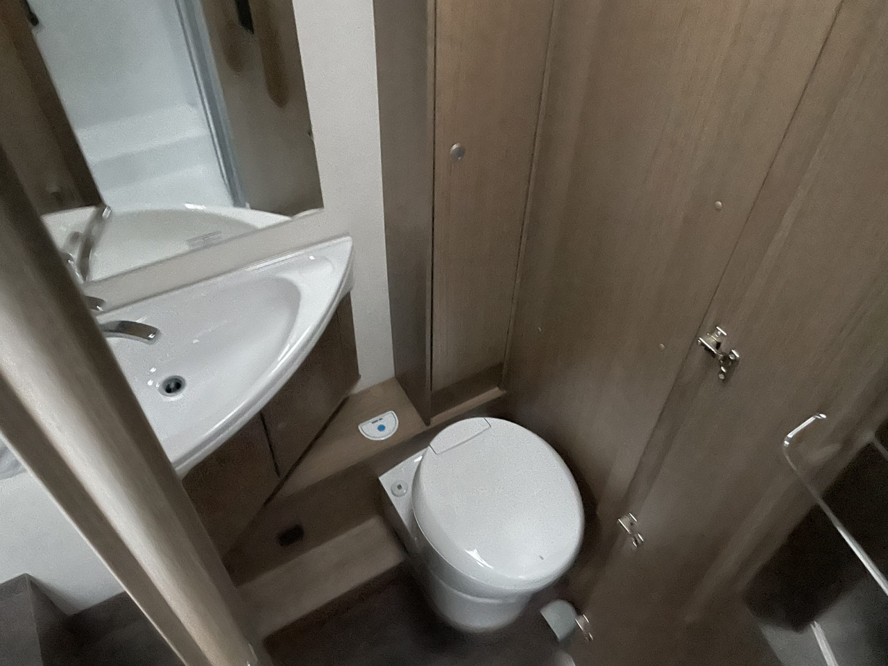 Semi-integrated motorhome CARADO T459 2022: picture 12