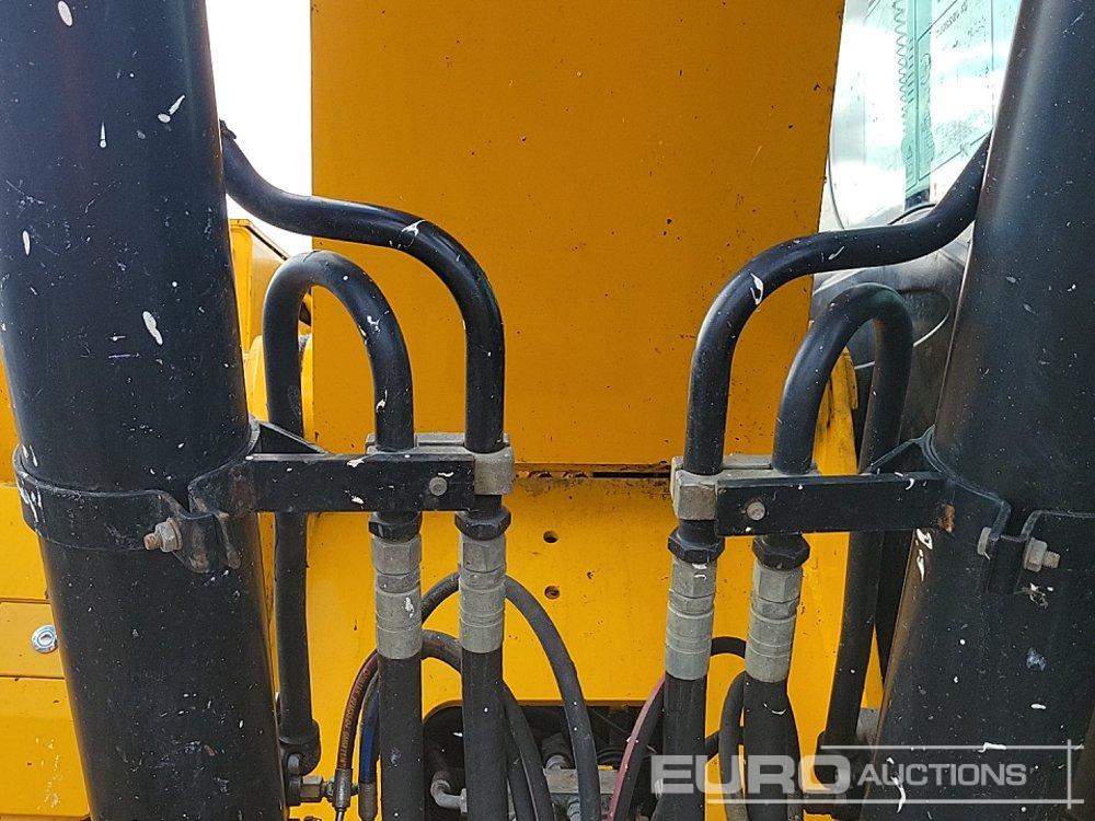 Crawler excavator 2011 JCB JS220LC: picture 32