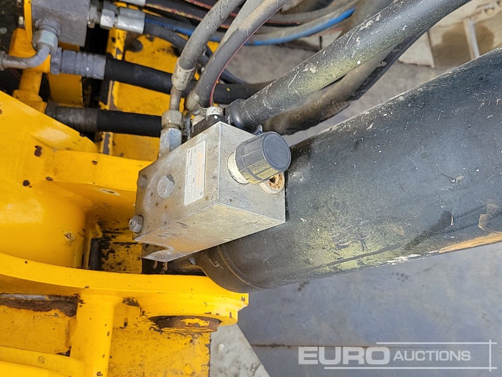Crawler excavator 2011 JCB JS220LC: picture 45
