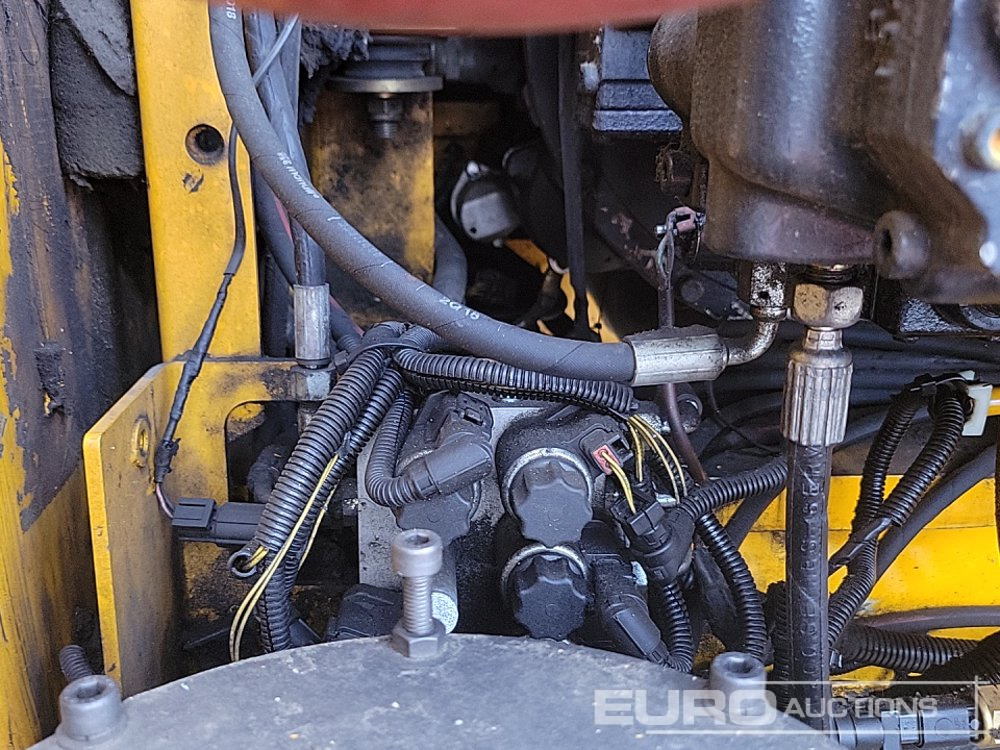 Crawler excavator 2011 JCB JS220LC: picture 38