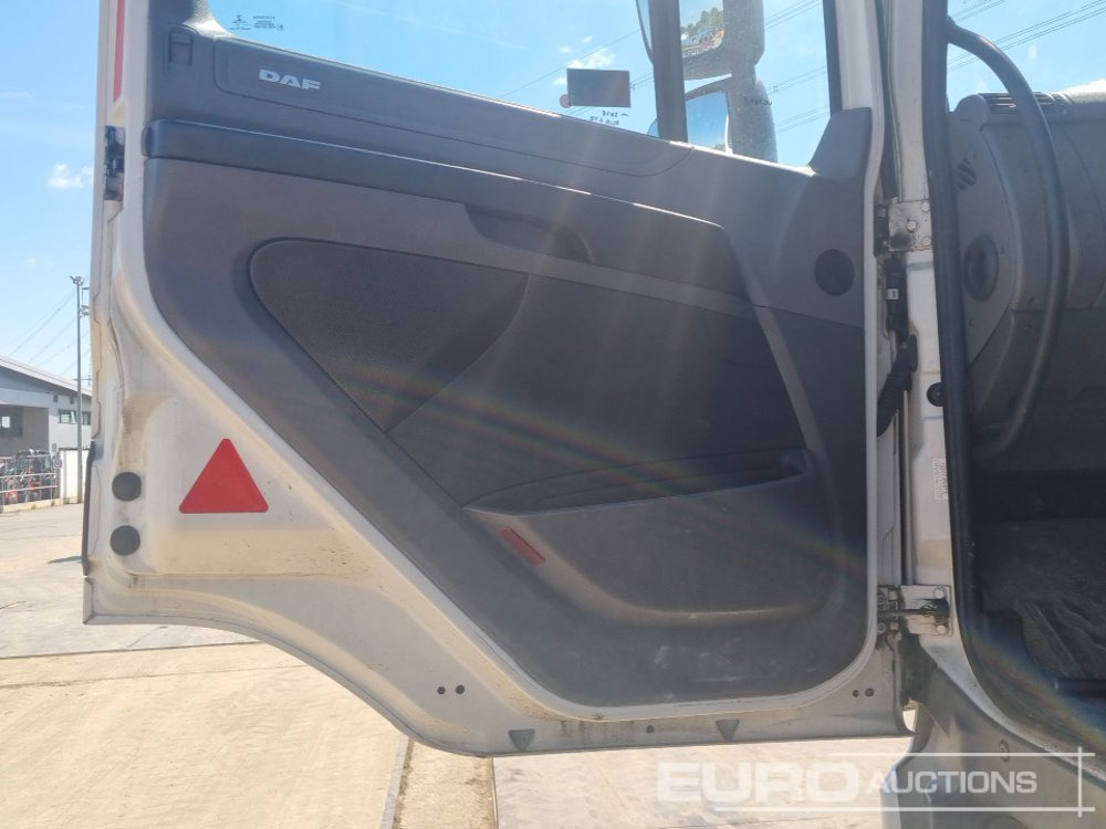 Dropside/ Flatbed truck for transportation of heavy machinery 2016 DAF 400: picture 29