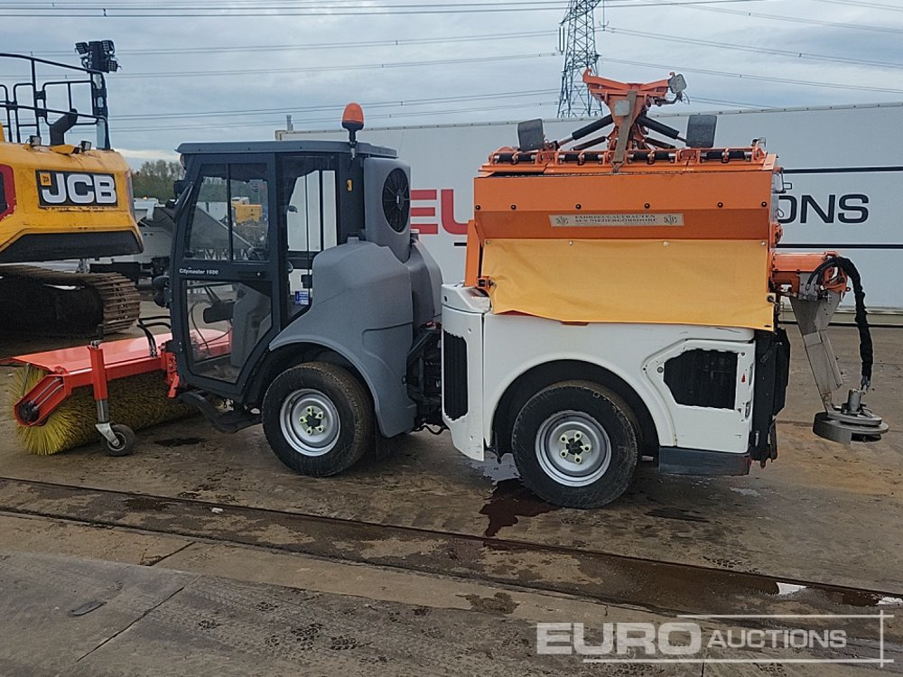 2017 Hako Citymaster 1600 4x2 Compact Gritter, Hydraulic Snow Plough & Sweeper Attachment, Reverse Camera, Automatic Gearbox (Reg. Docs. Available) - Road sweeper: picture 3 2017 Hako Citymaster 1600 4x2 Compact Gritter, Hydraulic Snow Plough & Sweeper Attachment, Reverse Camera, Automatic Gearbox (Reg. Docs. Available) - Road sweeper: picture 3