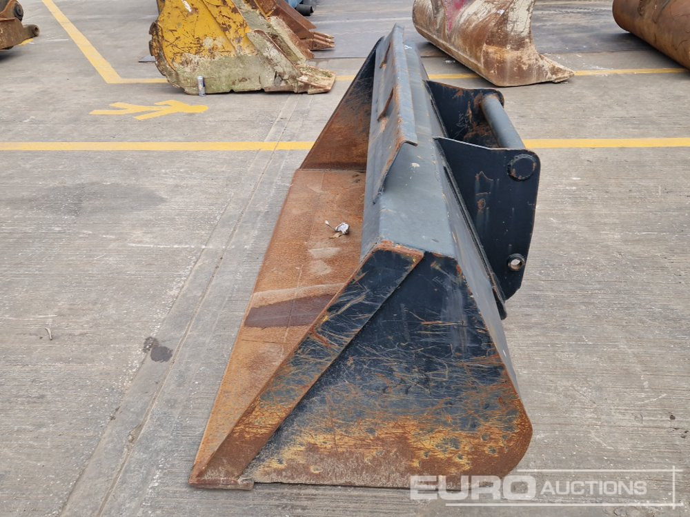92" Loading Bucket to suit Manitou Telehandler - Bucket: picture 4 92" Loading Bucket to suit Manitou Telehandler - Bucket: picture 4