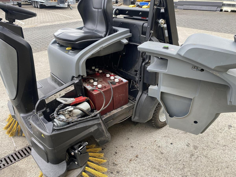 Leasing of Kärcher KM 105/110 R Bp, Veegmachine, hoogkieper Kärcher KM 105/110 R Bp, Veegmachine, hoogkieper: picture 14 Leasing of Kärcher KM 105/110 R Bp, Veegmachine, hoogkieper Kärcher KM 105/110 R Bp, Veegmachine, hoogkieper: picture 14