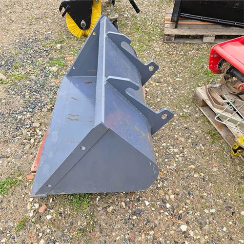 ABC 130 cm - Loader bucket: picture 3 ABC 130 cm - Loader bucket: picture 3