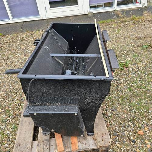 ABC Unknown - Sand/ Salt spreader: picture 1 ABC Unknown - Sand/ Salt spreader: picture 1