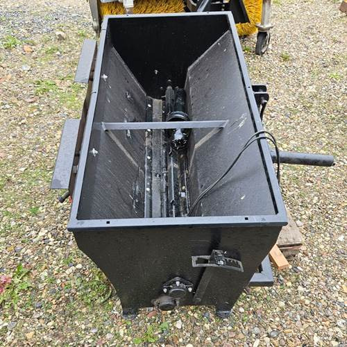 ABC Unknown - Sand/ Salt spreader: picture 2 ABC Unknown - Sand/ Salt spreader: picture 2