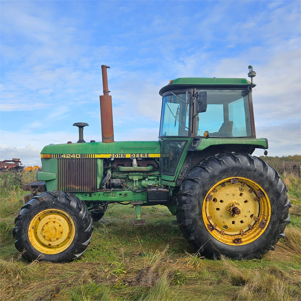 John Deere 4240 - Farm tractor: picture 2 John Deere 4240 - Farm tractor: picture 2