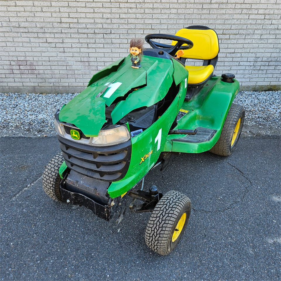 John Deere X304 - Garden mower: picture 2 John Deere X304 - Garden mower: picture 2