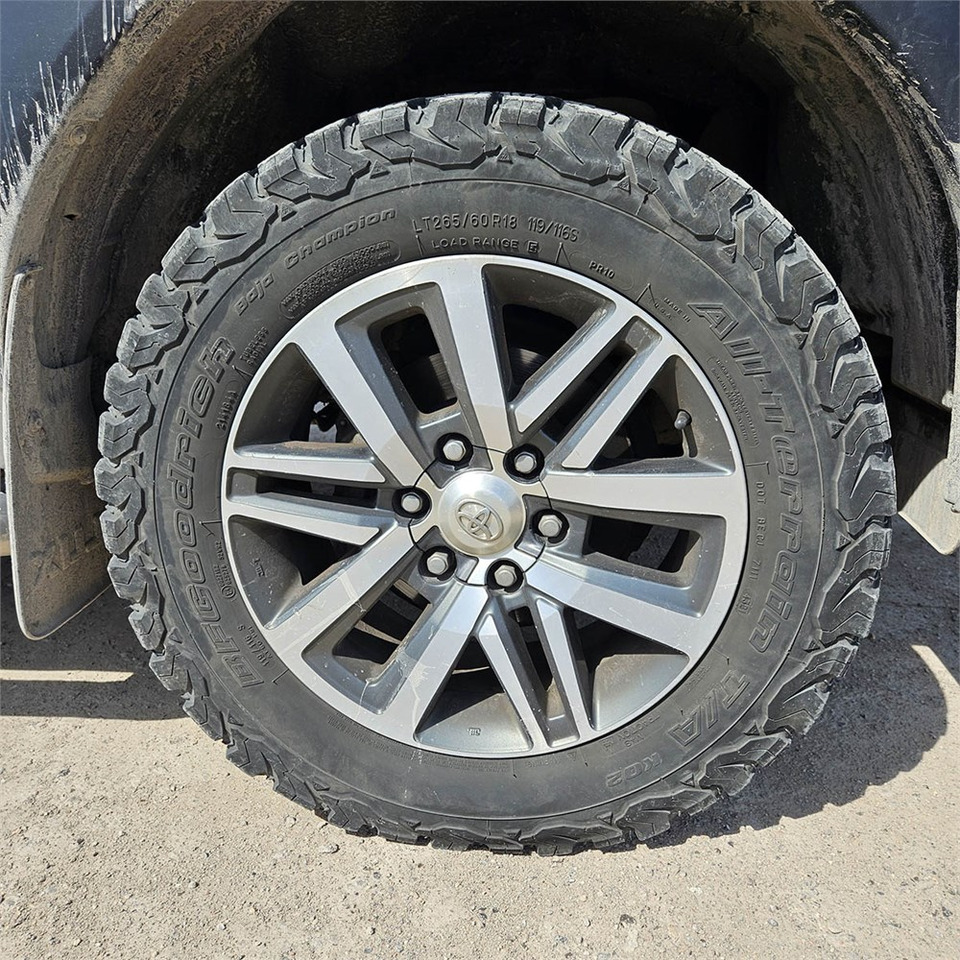 Pickup truck Toyota Hillux: picture 35