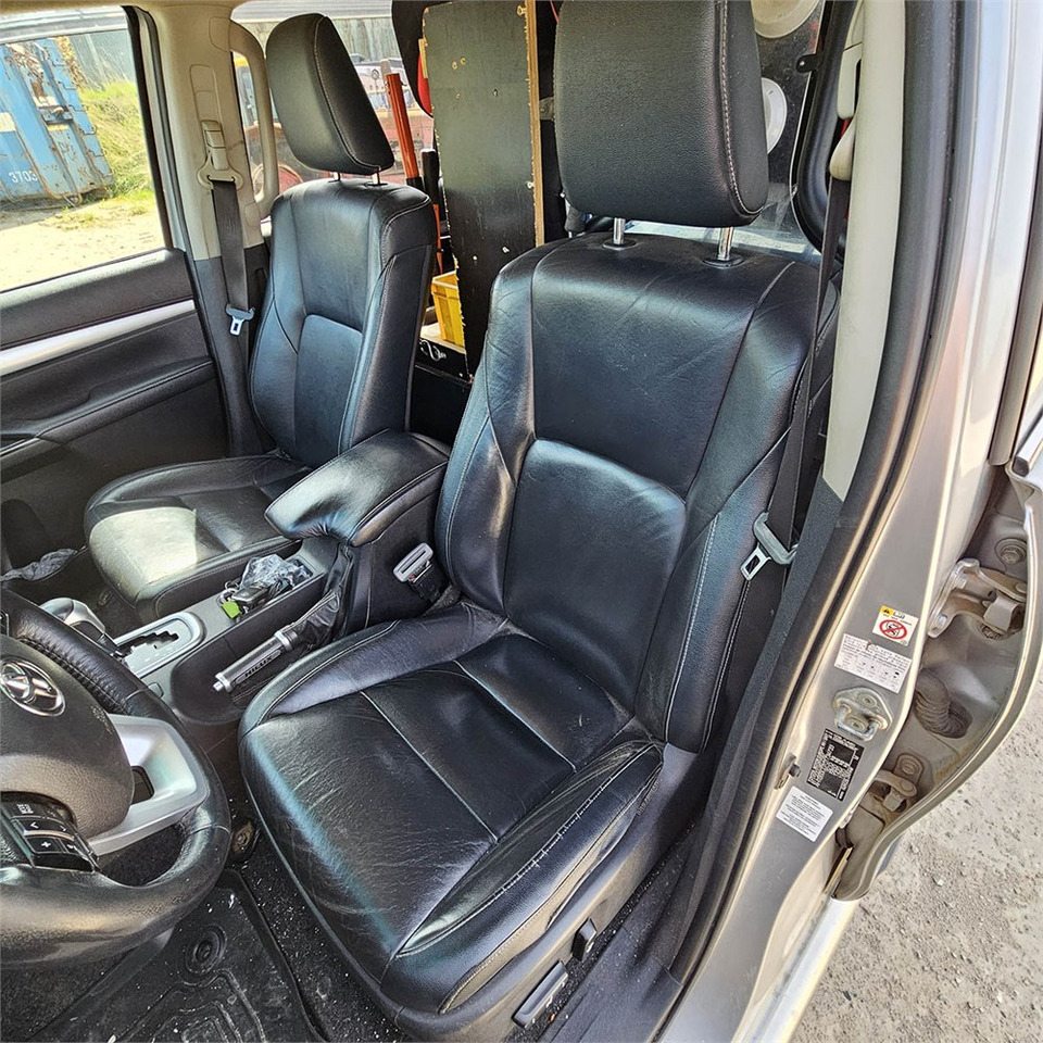 Pickup truck Toyota Hillux: picture 10