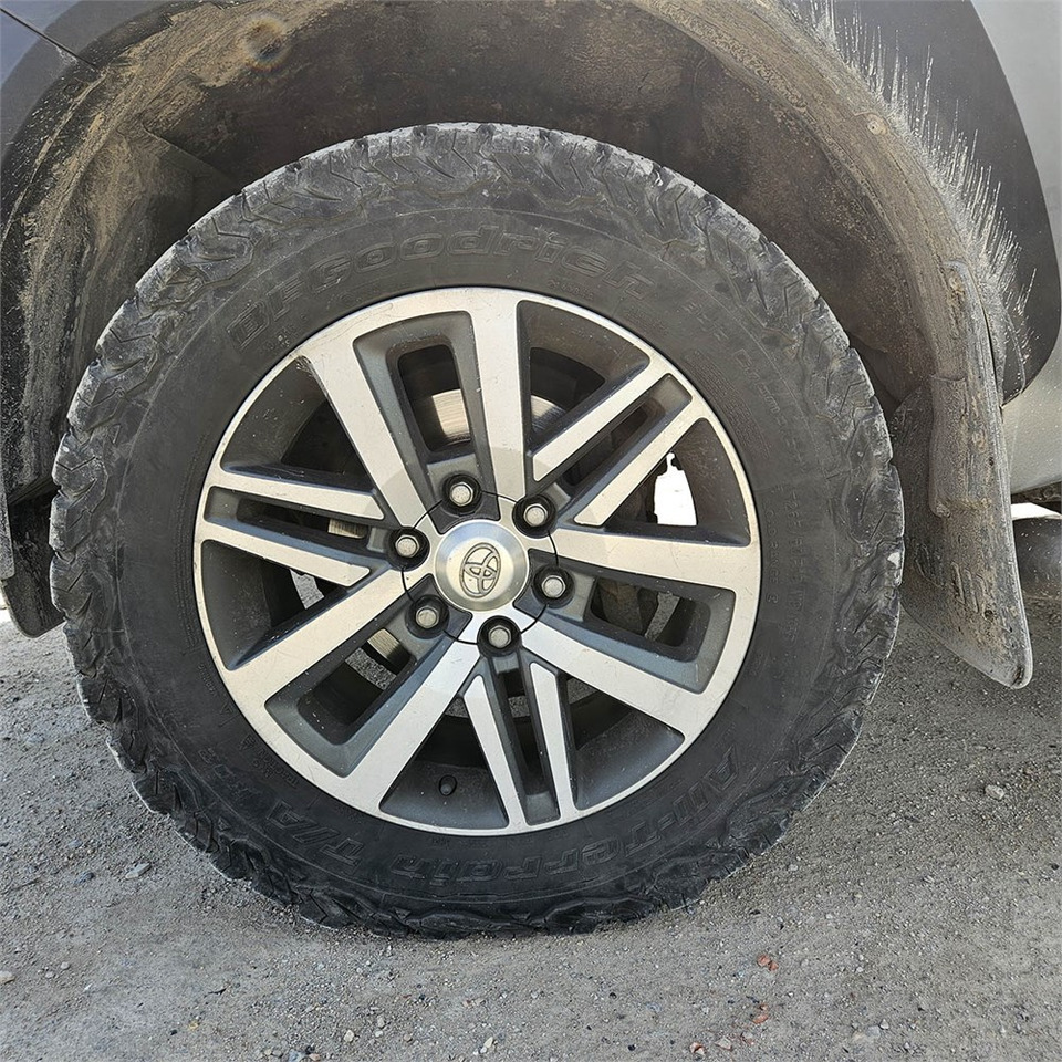 Pickup truck Toyota Hillux: picture 28