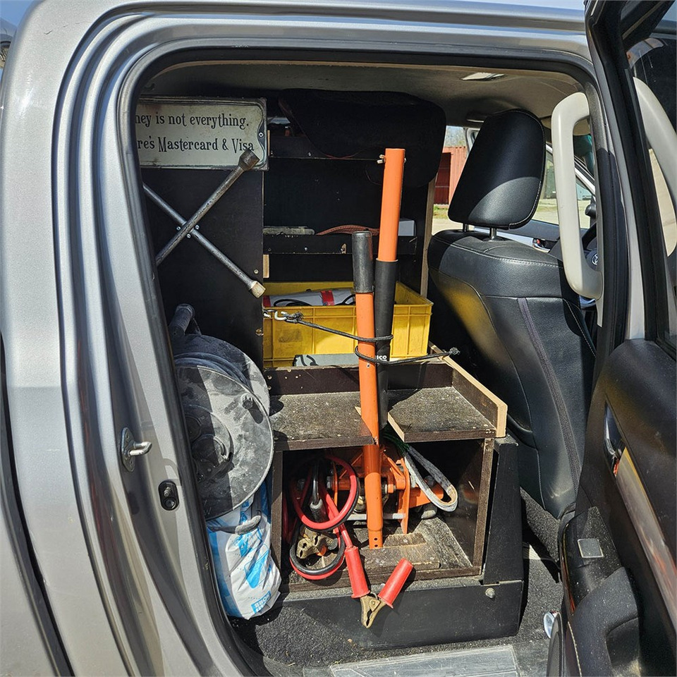 Pickup truck Toyota Hillux: picture 25