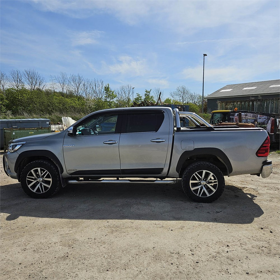 Pickup truck Toyota Hillux: picture 7