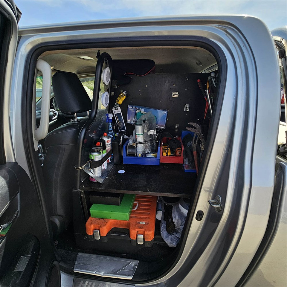 Pickup truck Toyota Hillux: picture 24