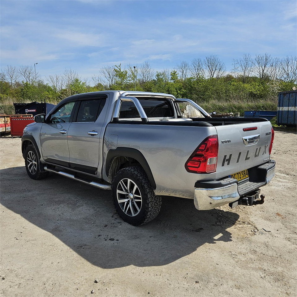 Pickup truck Toyota Hillux: picture 6