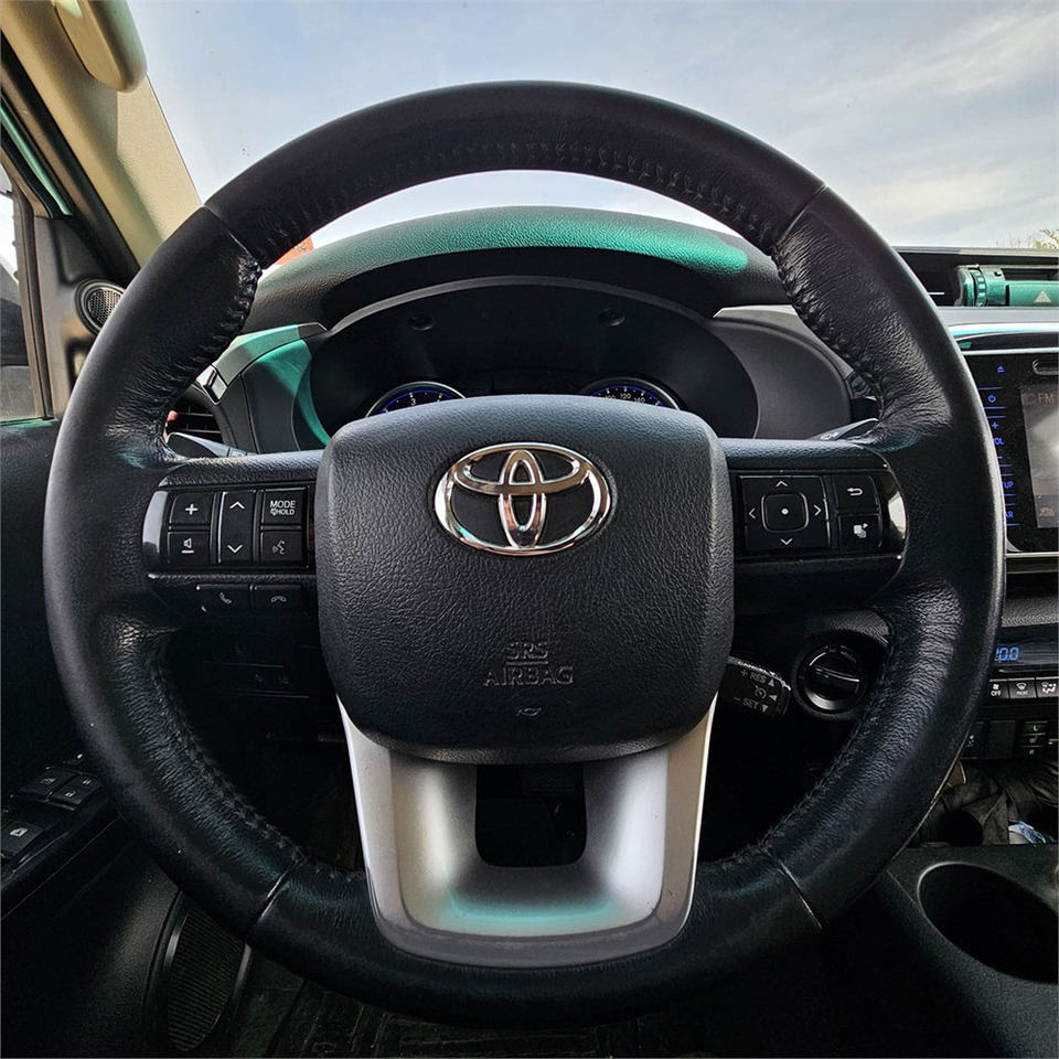 Pickup truck Toyota Hillux: picture 13