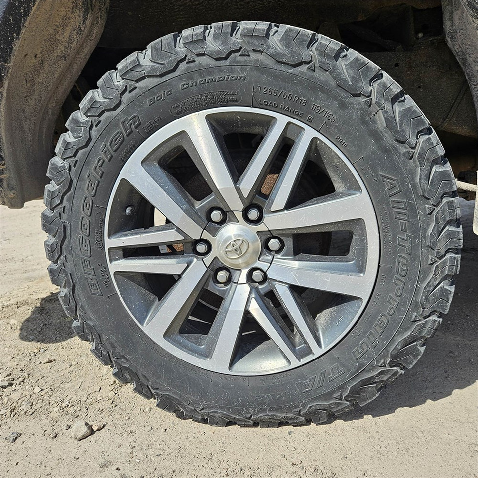 Pickup truck Toyota Hillux: picture 33