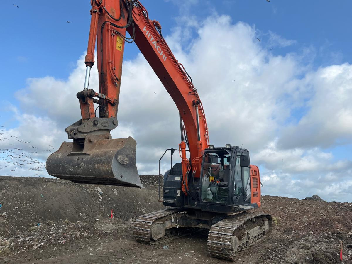Hitachi ZX 225USLC-5B - Crawler excavator: picture 1 Hitachi ZX 225USLC-5B - Crawler excavator: picture 1