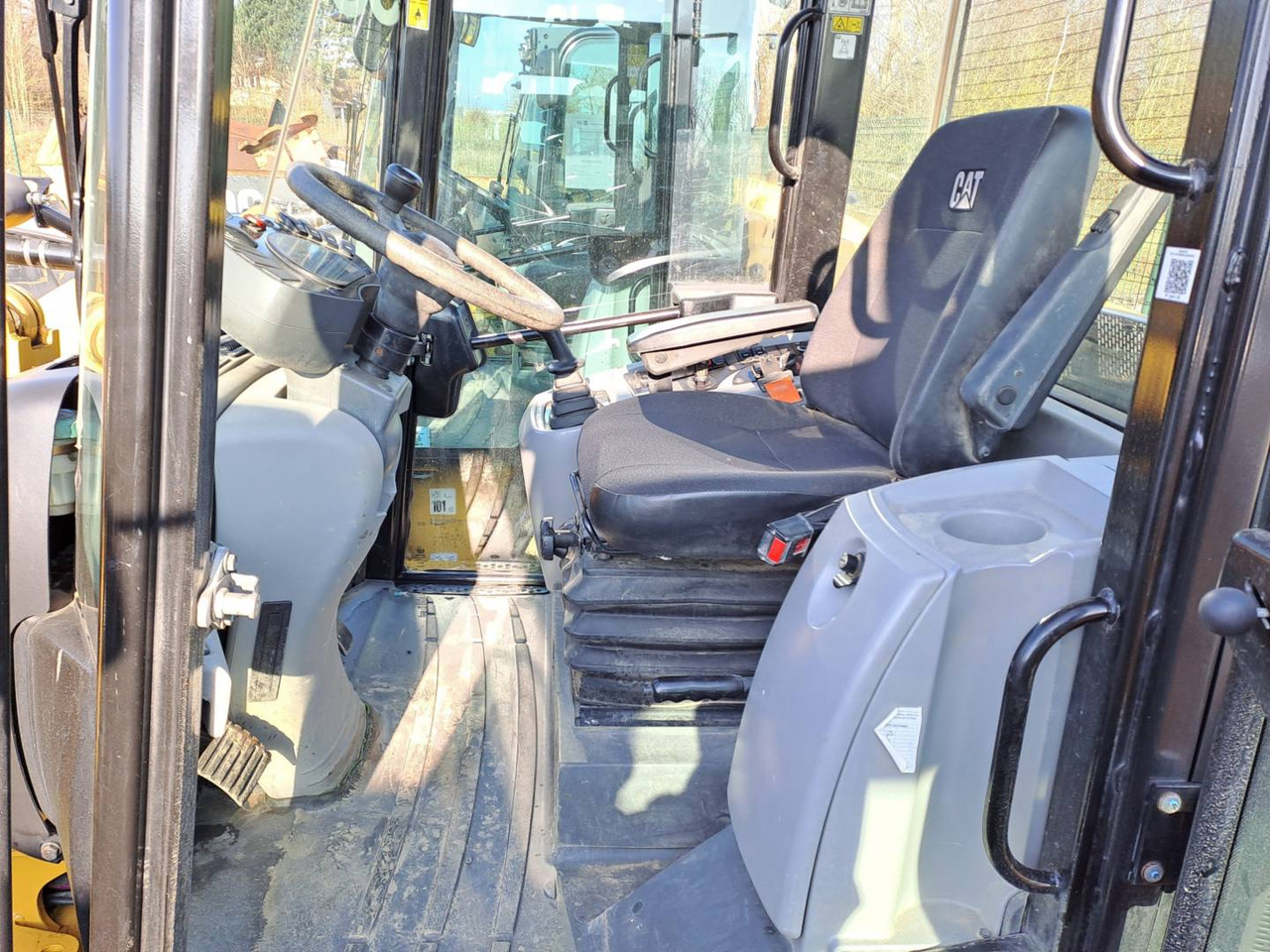 Wheel loader CAT 906M: picture 13