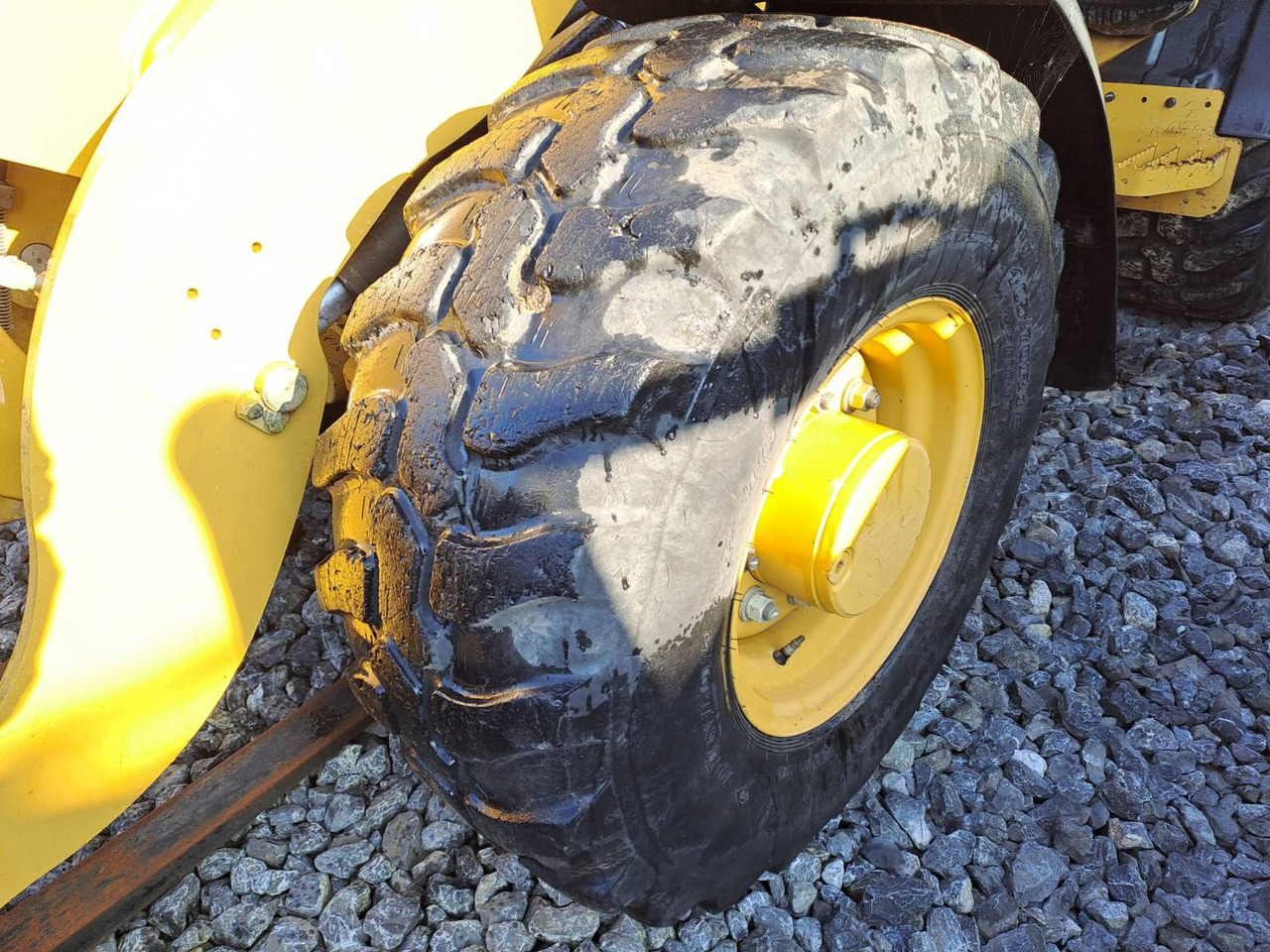 Wheel loader CAT 906M: picture 8