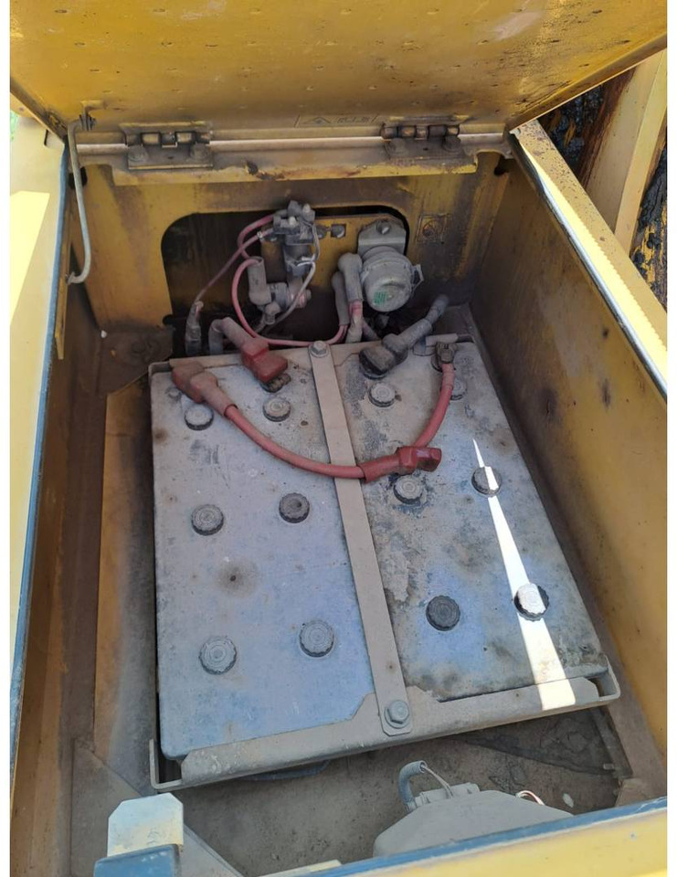 Crawler excavator KOMATSU PC210LC: picture 12