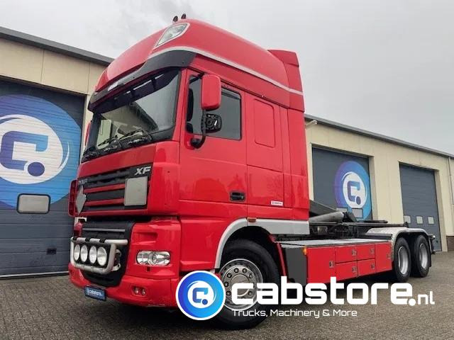 DAF XF 105 .460 FAS Euro 5 - 25 ton's Haakarmsysteem - Hooklift - Abrolkipper - Year 2006 - ANALOG TACHO - Hook lift truck: picture 1 DAF XF 105 .460 FAS Euro 5 - 25 ton's Haakarmsysteem - Hooklift - Abrolkipper - Year 2006 - ANALOG TACHO - Hook lift truck: picture 1