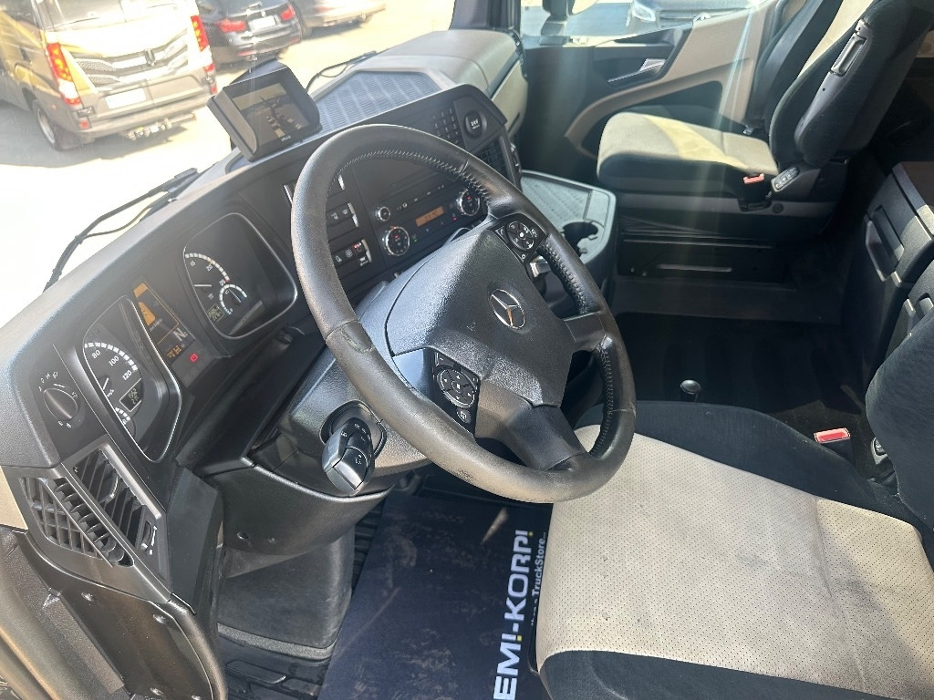 Hook lift truck Mercedes-Benz Actros 3563: picture 15