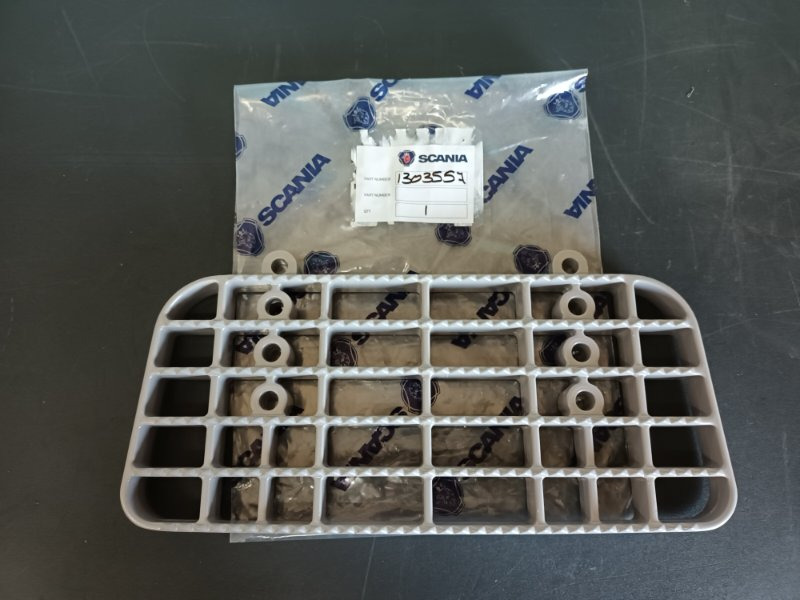 SCANIA STEP PLATE - 1303557 - Footstep for Truck: picture 1 SCANIA STEP PLATE - 1303557 - Footstep for Truck: picture 1