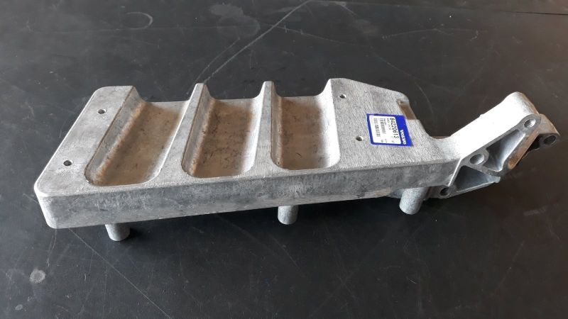 VOLVO FOOT PLATE - 84220613 - Footstep for Truck: picture 1 VOLVO FOOT PLATE - 84220613 - Footstep for Truck: picture 1