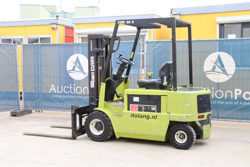 Clark CEM 30S - Electric forklift: picture 3 Clark CEM 30S - Electric forklift: picture 3
