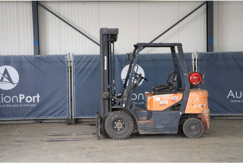 Doosan G25G-5 - LPG forklift: picture 1 Doosan G25G-5 - LPG forklift: picture 1
