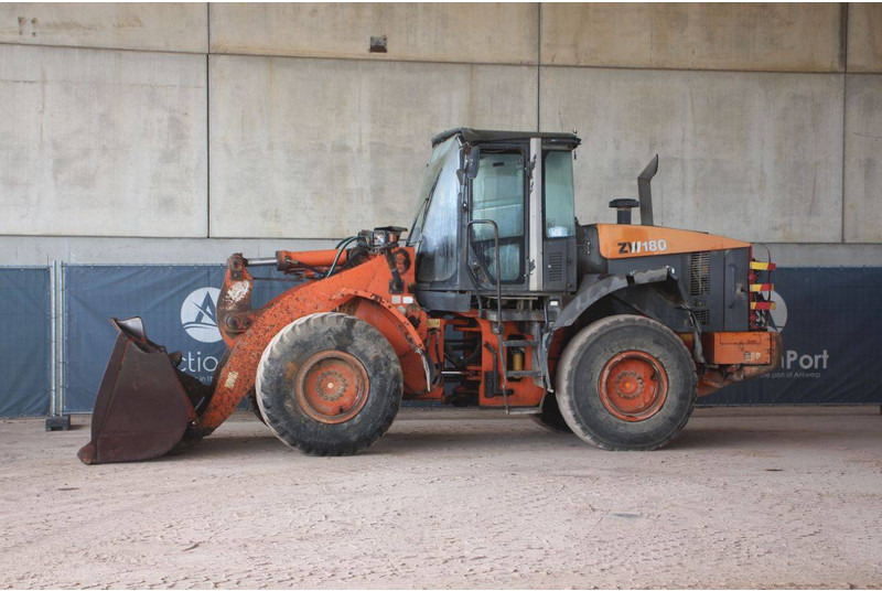 Hitachi ZW180 - Wheel loader: picture 1 Hitachi ZW180 - Wheel loader: picture 1