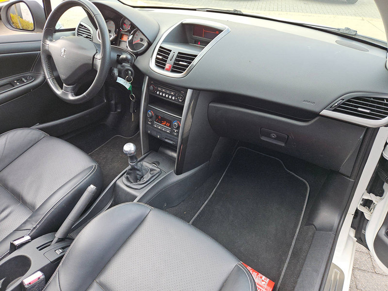 Sedan Peugeot 207 CC 1.6 VTI: picture 13 Sedan Peugeot 207 CC 1.6 VTI: picture 13