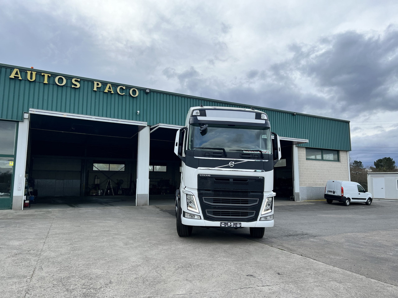 Camion Volvo 540 en chasis con retarder - Cab chassis truck: picture 1 Camion Volvo 540 en chasis con retarder - Cab chassis truck: picture 1