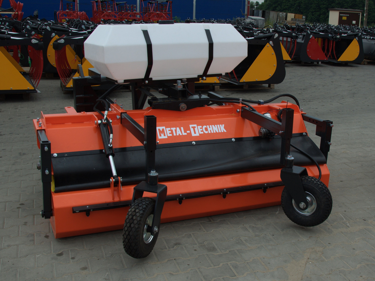 Metal-Technik Zamiatarka 1400 mm / Kehrmaschine 1400 mm/Sweeper 1400 mm/ Подметальная машина 1400 мм - Broom: picture 3 Metal-Technik Zamiatarka 1400 mm / Kehrmaschine 1400 mm/Sweeper 1400 mm/ Подметальная машина 1400 мм - Broom: picture 3