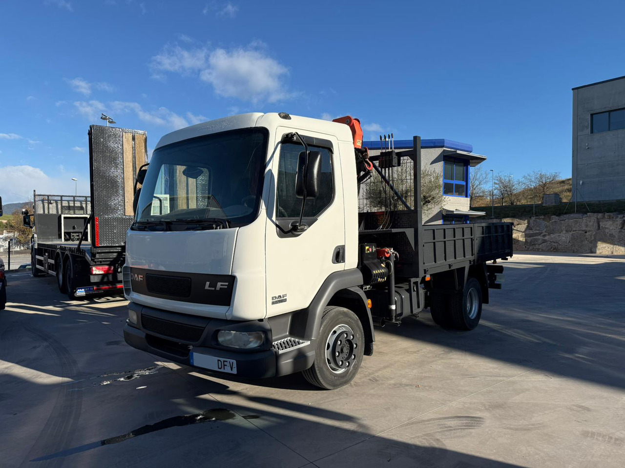 DAF LF FA 45.180 (Platform and Crane) - Dropside/ Flatbed truck, Crane truck: picture 1 DAF LF FA 45.180 (Platform and Crane) - Dropside/ Flatbed truck, Crane truck: picture 1
