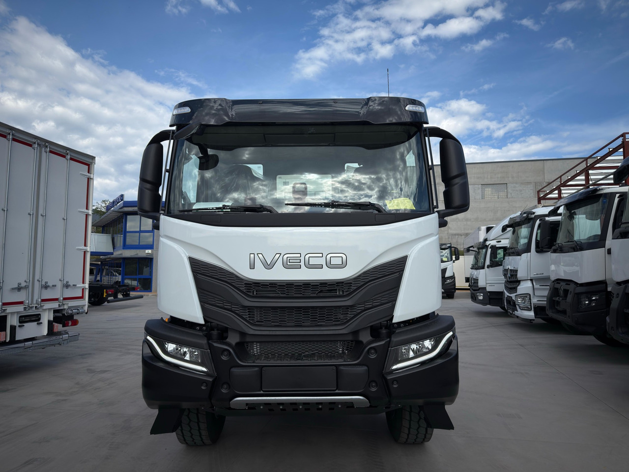 IVECO AD410T50 T-WAY 8x4 E6 (Chassis) - Cab chassis truck: picture 3 IVECO AD410T50 T-WAY 8x4 E6 (Chassis) - Cab chassis truck: picture 3