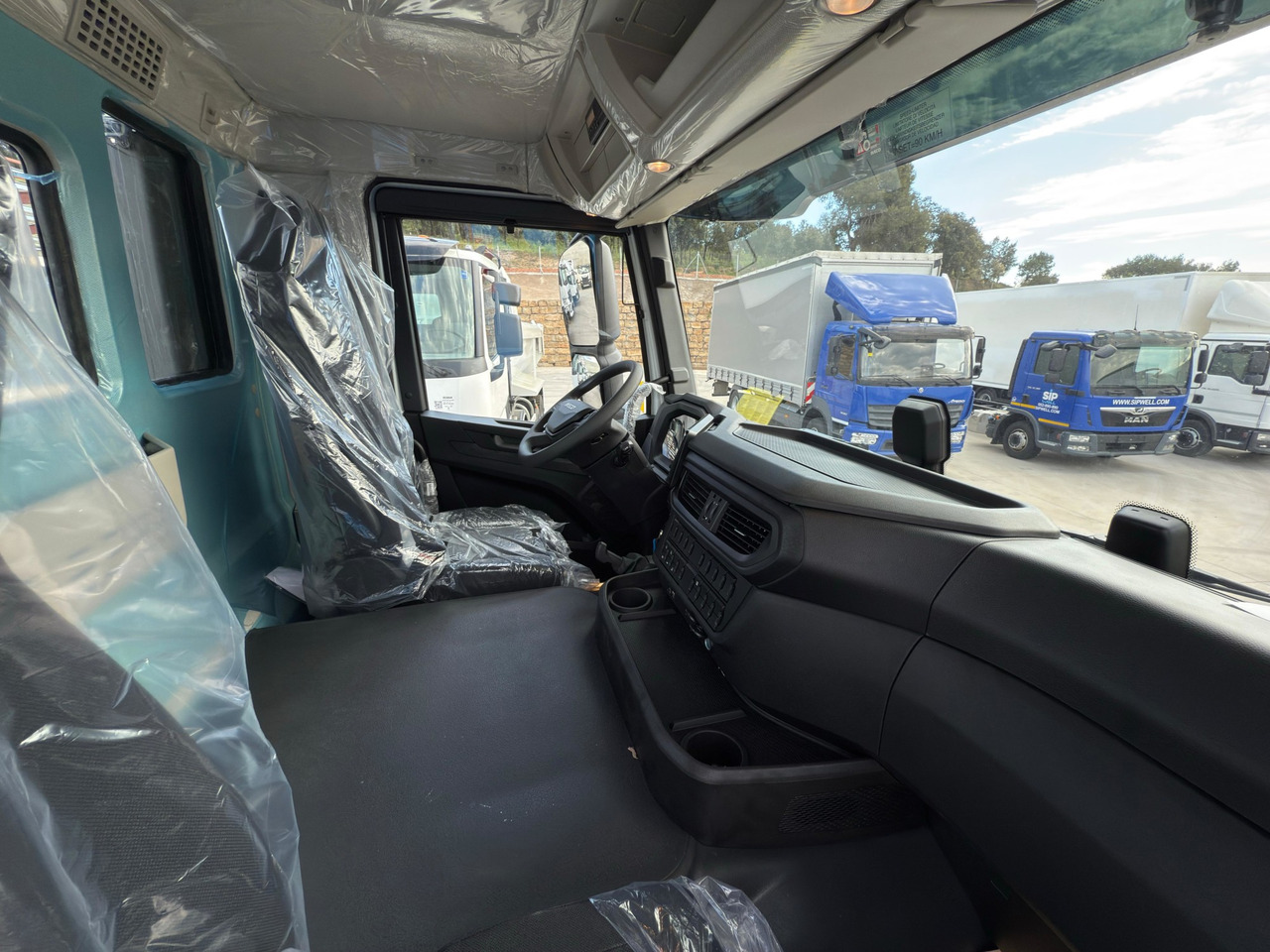 Cab chassis truck IVECO AD410T50 T-WAY 8x4 E6 (Chassis): picture 10