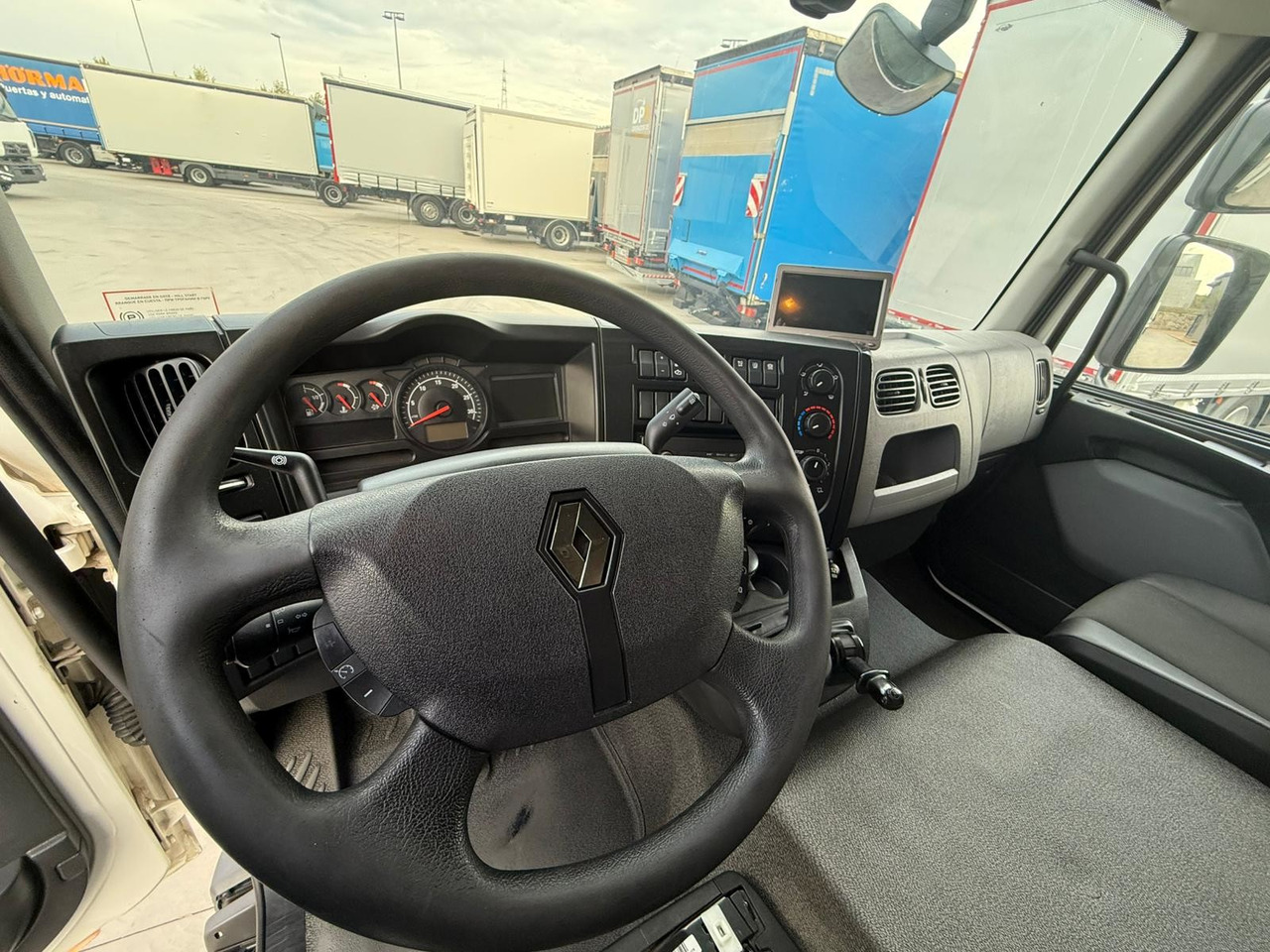 RENAULT D12.240 E6 (Tauliner) - Curtainsider truck: picture 5 RENAULT D12.240 E6 (Tauliner) - Curtainsider truck: picture 5