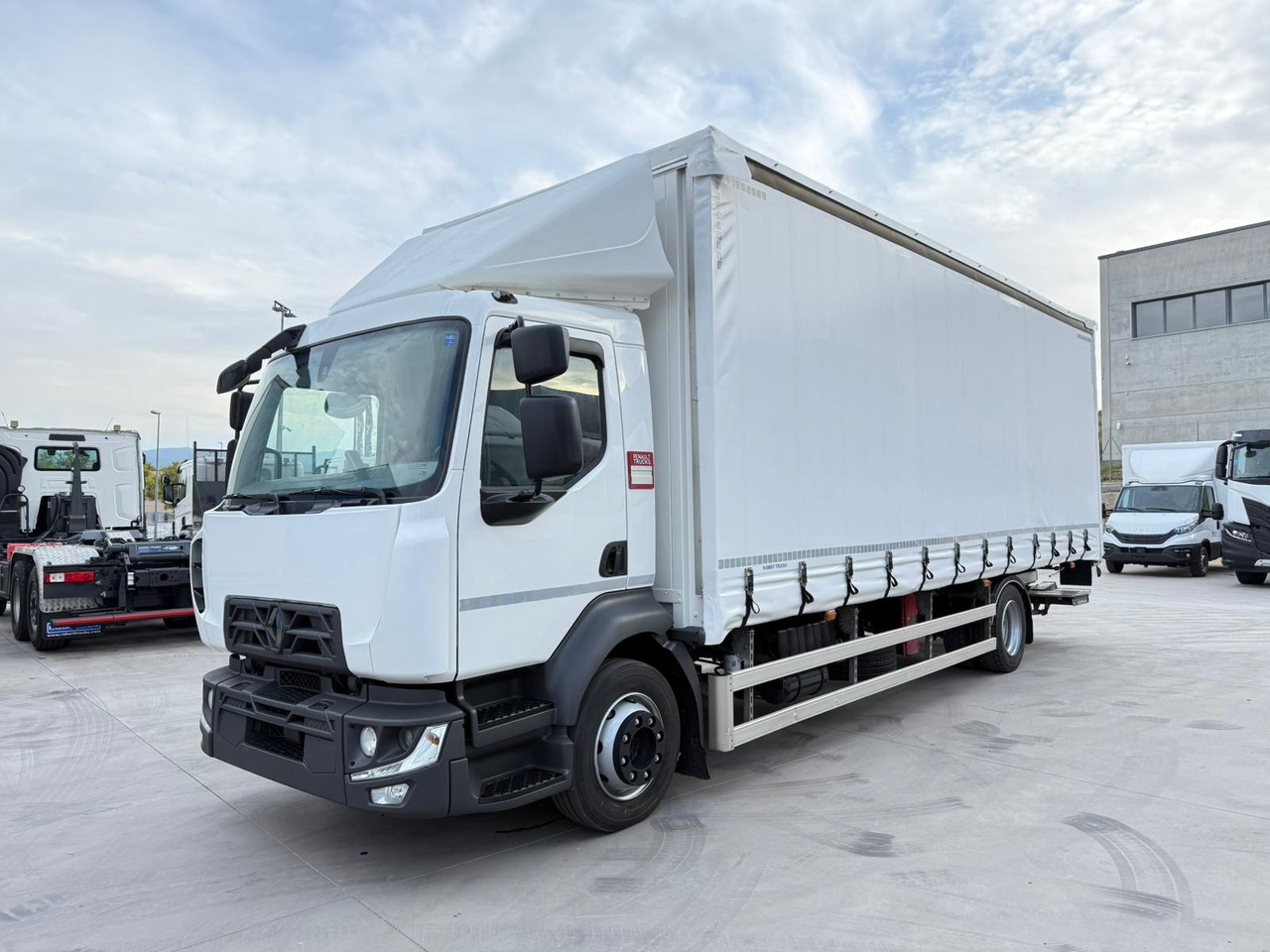 RENAULT D12.240 E6 (Tauliner) - Curtainsider truck: picture 1 RENAULT D12.240 E6 (Tauliner) - Curtainsider truck: picture 1