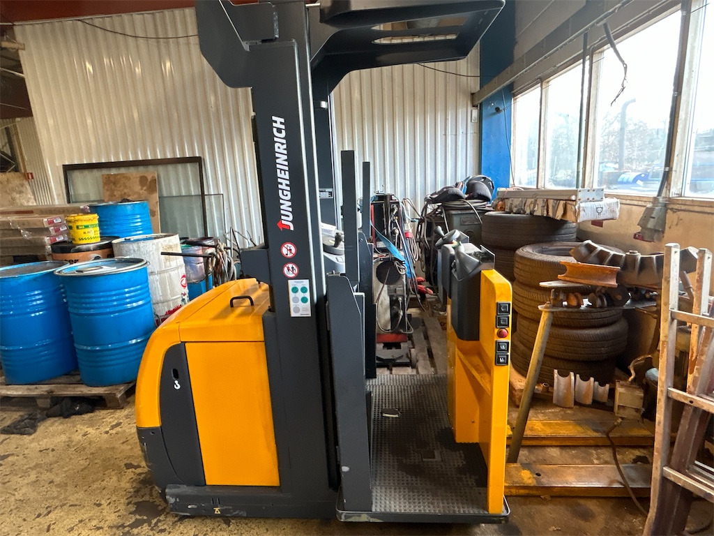 Jungheinrich EKS110 - Order picker: picture 1 Jungheinrich EKS110 - Order picker: picture 1