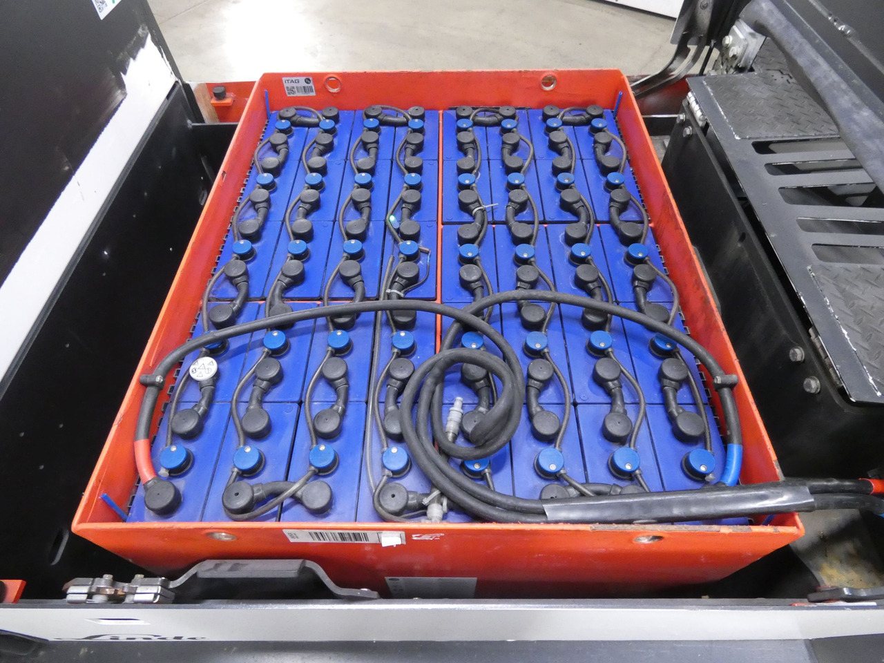 Linde P250 - Tow tractor: picture 4 Linde P250 - Tow tractor: picture 4