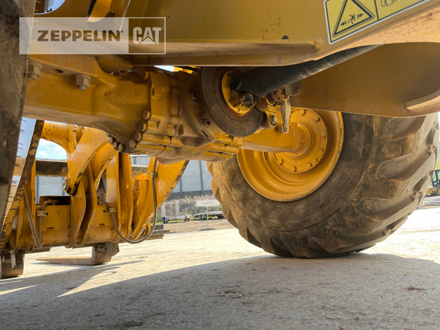 Wheel loader Cat 918M: picture 17