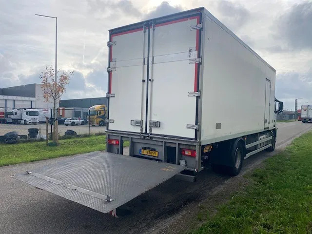 Volvo FM 330 koel vries 2 temperaturen ,CARRIER,met tussenwand, zijdeur en laadklep - Refrigerator truck: picture 3 Volvo FM 330 koel vries 2 temperaturen ,CARRIER,met tussenwand, zijdeur en laadklep - Refrigerator truck: picture 3
