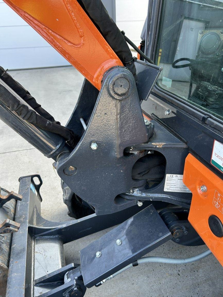 Mini excavator Hitachi ZX26U-6 (9989): picture 9