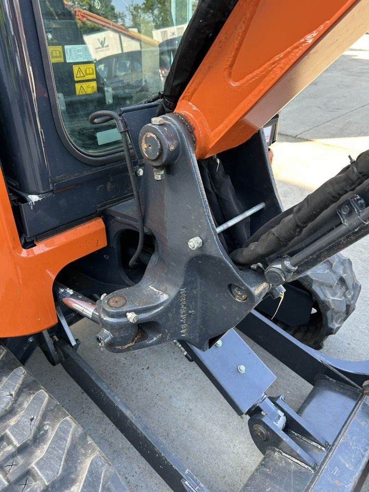 Mini excavator Hitachi ZX26U-6 (9989): picture 15